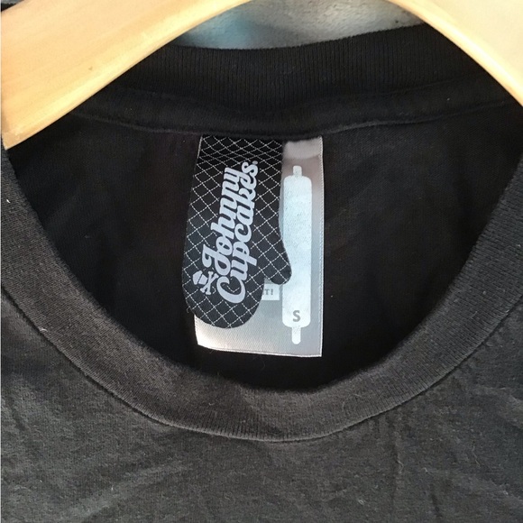 Johnny cupcake top size small ( Box V ) - Picture 2 of 3